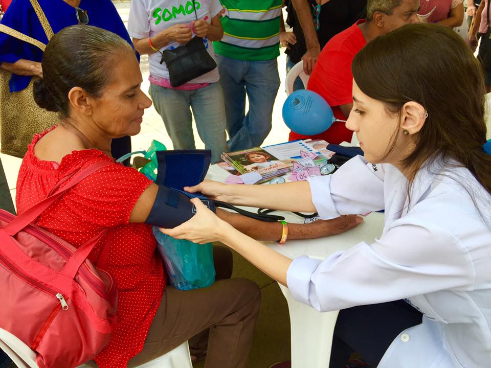 A imagem pode conter: 2 pessoas, pessoas sentadas e filho