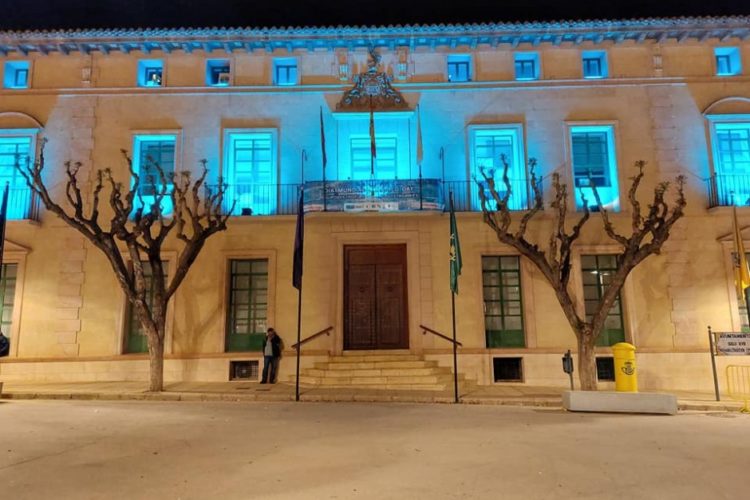 AELIP comparte: La fachada principal del Ayuntamiento de Totana se ilumina de color turquesa con motivo del Día Mundial de las Lipodistrofias