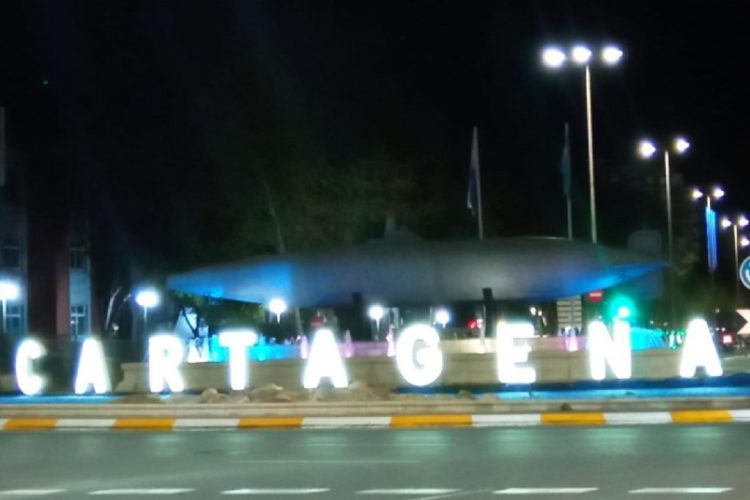 AELIP comparte: El submarino Isaac Peral de Cartagena se ilumina de color turquesa con motivo del «Día Mundial de Las Lipodistrofias»