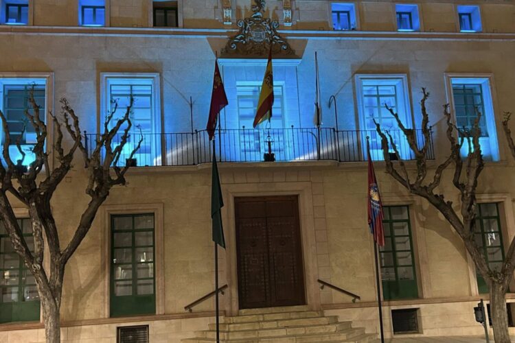 AELIP comparte:El Ayuntamiento de Totana se ilumina de color turquesa por el Día Mundial de las Lipodistrofias